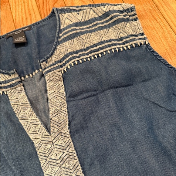 Chelsea & Theodore Dresses & Skirts - Chelsea & Theodore Denim Blue Knee Length Dress with Geometric Embroidery